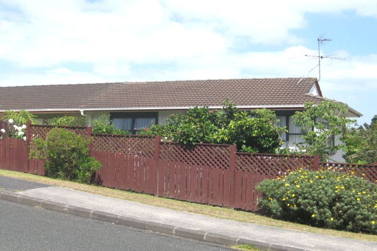 Photo of property in 2/33 Easton Parade, Glenfield, Auckland, 0629
