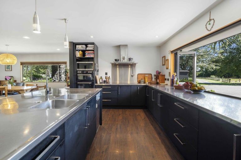 Photo of property in 424 Tararua Road, Levin, 5571