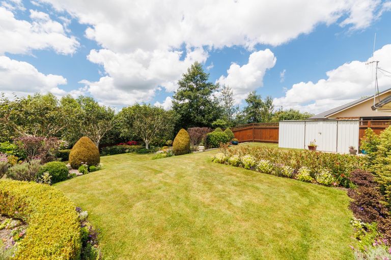 Photo of property in 16 Sycamore Crescent, Fitzherbert, Palmerston North, 4410