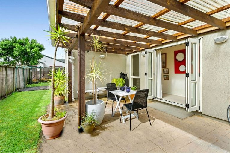 Photo of property in 15 Huntaway Lane, Te Atatu Peninsula, Auckland, 0610