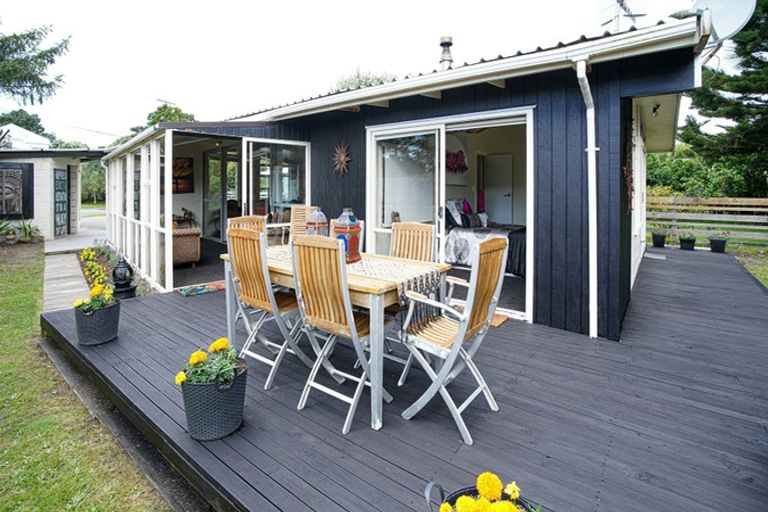 Photo of property in 32 Te Moana Road, Waikanae Beach, Waikanae, 5036