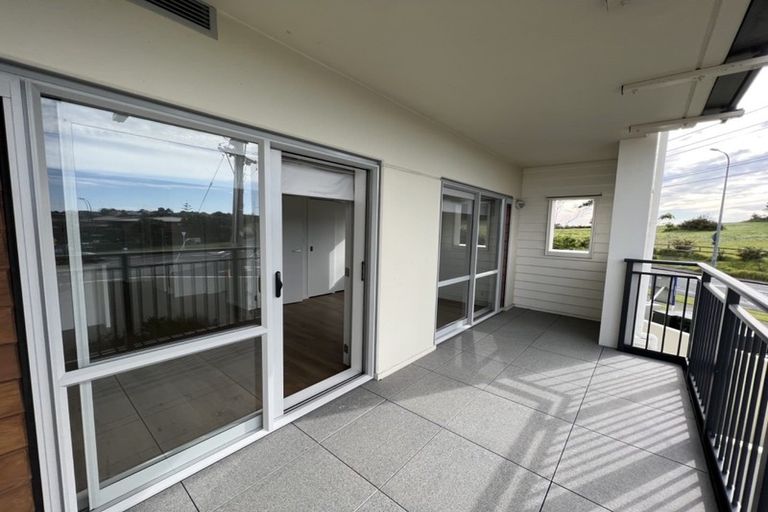 Photo of property in 13c/71 Spencer Road, Oteha, Auckland, 0632