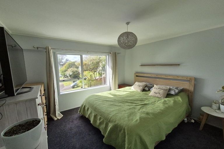 Photo of property in 2/12 Mahuta Grove, Northcote, Auckland, 0627