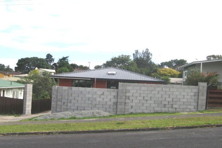 Photo of property in 1/5 Neal Avenue, Glenfield, Auckland, 0629