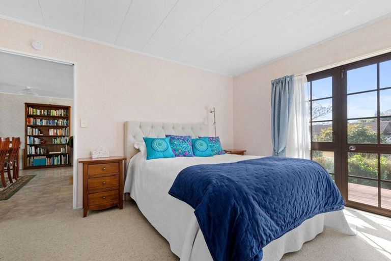 Photo of property in 8 Aquarius Drive, Kawaha Point, Rotorua, 3010