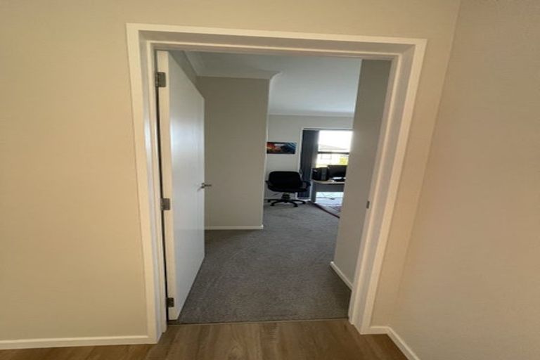 Photo of property in 10 Captain Rings Drive, Papakura, 2110