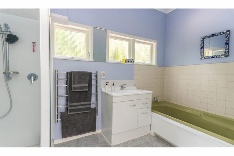 Photo of property in 84 Otitori Bay Road, Titirangi, Auckland, 0604