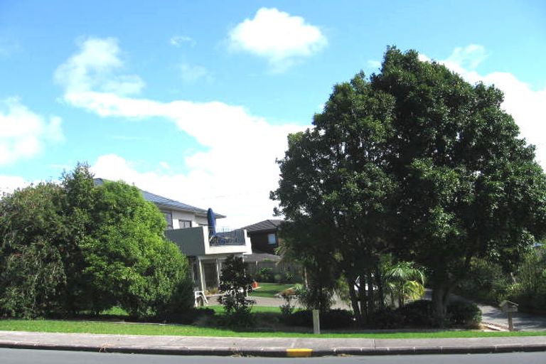 Photo of property in 1/884 Beach Road, Waiake, Auckland, 0630