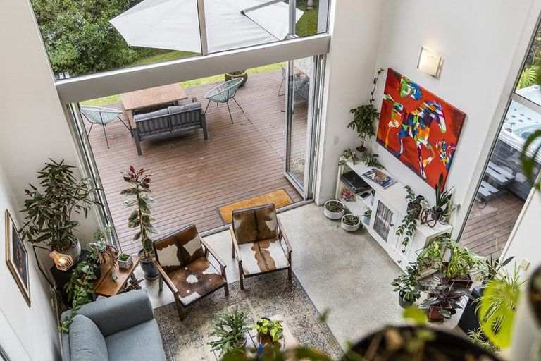 Photo of property in 11a Wernham Place, Northcote, Auckland, 0626