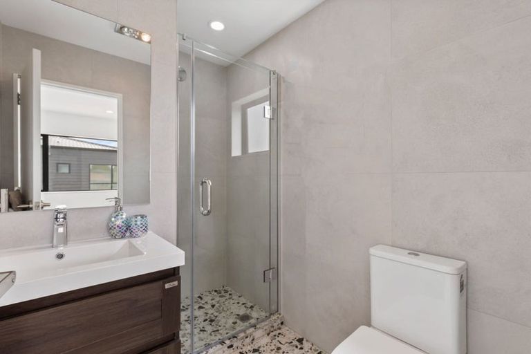 Photo of property in 2/77 Glenmore Road, Sunnyhills, Auckland, 2010