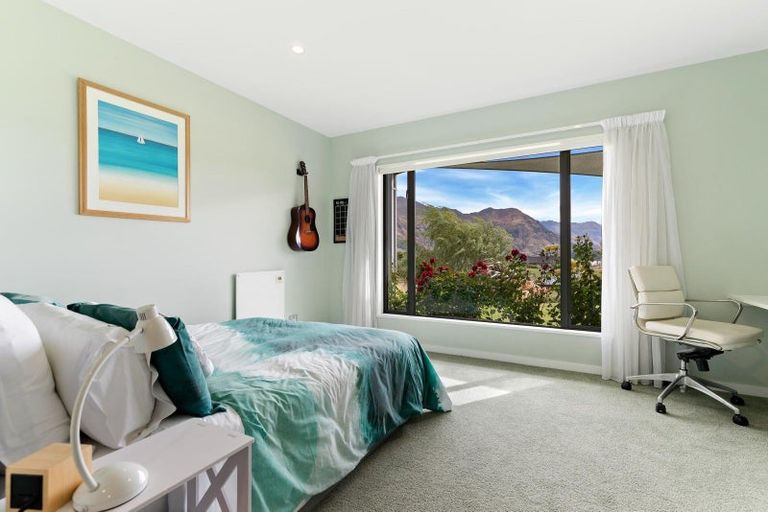 Photo of property in 28 Minaret Ridge, Wanaka, 9305