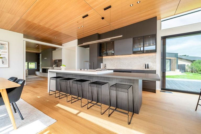 Photo of property in 43 Paekakariki Hill Road, Pauatahanui, Porirua, 5381