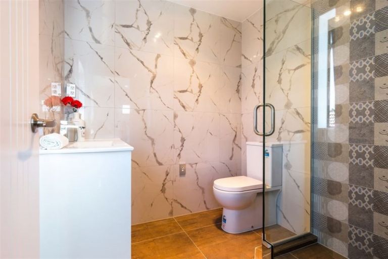 Photo of property in 4225b Great North Road, Glendene, Auckland, 0602