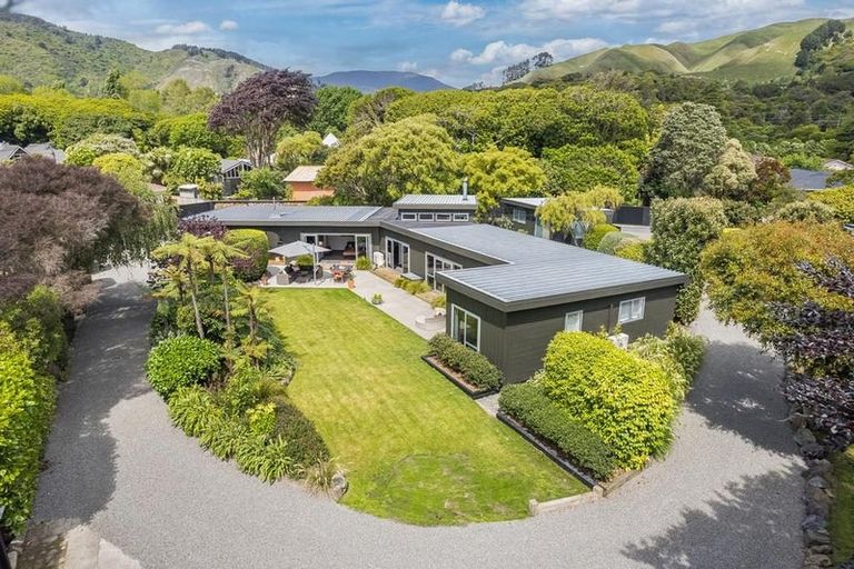 Photo of property in 19 Fleetwood Grove, Waikanae, 5036