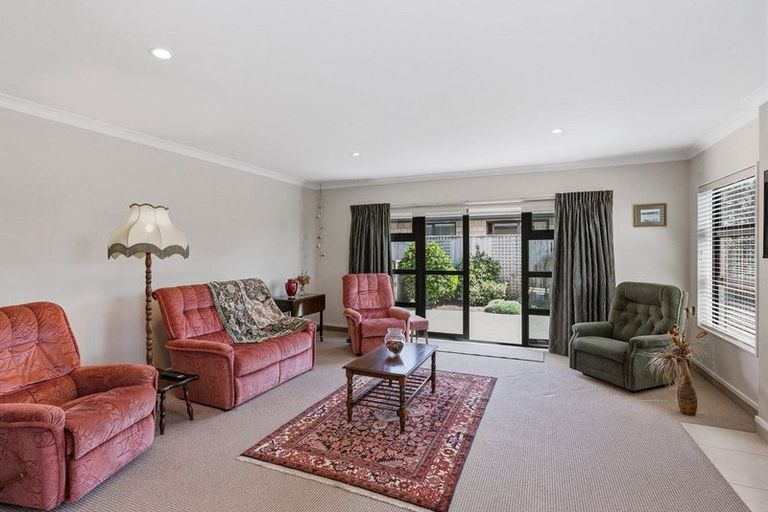 Photo of property in 2 Pearson Place, Paraparaumu, 5032