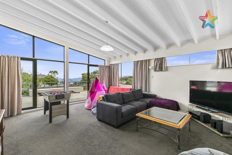 Photo of property in 17 Maple Grove, Maungaraki, Lower Hutt, 5010