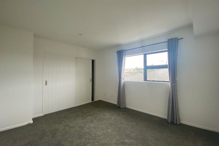 Photo of property in 96d Triangle Road, Massey, Auckland, 0614