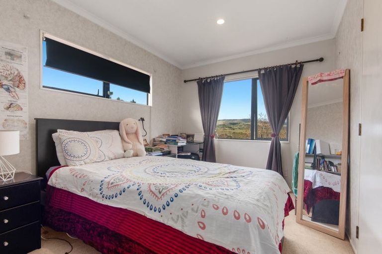 Photo of property in 100 Pacific Drive, Fitzherbert, Palmerston North, 4410