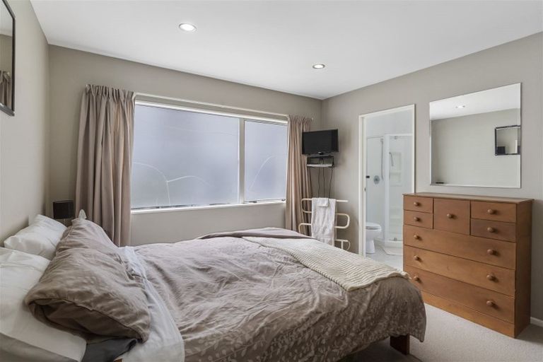 Photo of property in 21a Pavola Grove, Glenfield, Auckland, 0629