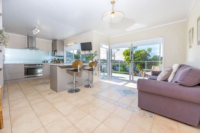 Photo of property in 5 Cherub Place, West Harbour, Auckland, 0618