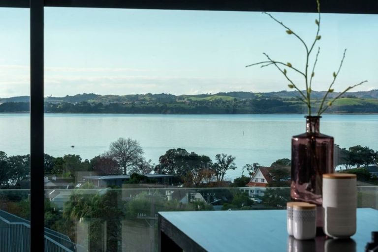 Photo of property in 35 Montgomery Crescent, Cockle Bay, Auckland, 2014