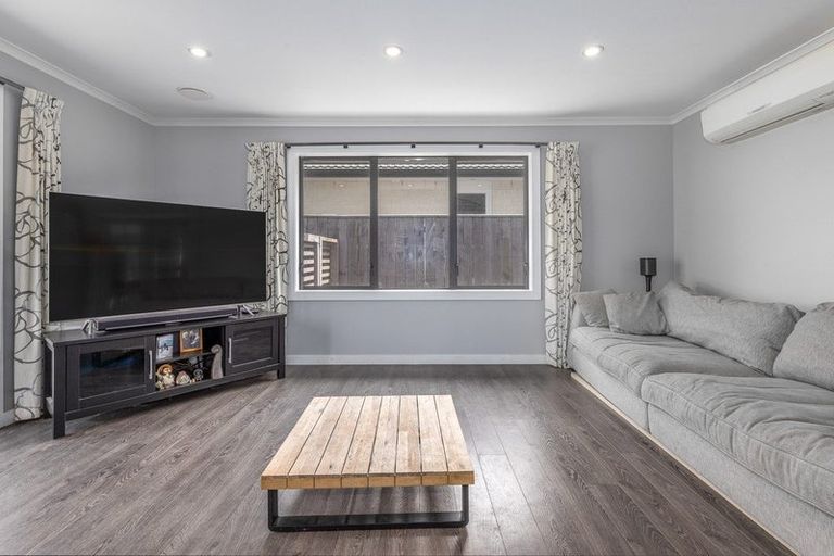 Photo of property in 10 Tararua Close, Aotea, Porirua, 5024