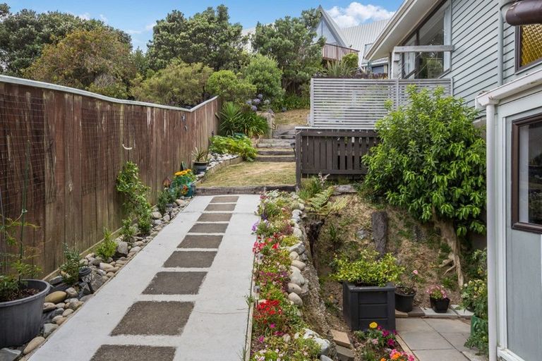 Photo of property in 106 Gloaming Hill, Titahi Bay, Porirua, 5022