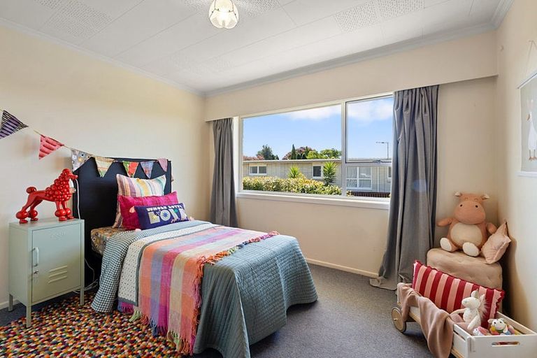 Photo of property in 43 Nevada Drive, Merrilands, New Plymouth, 4312