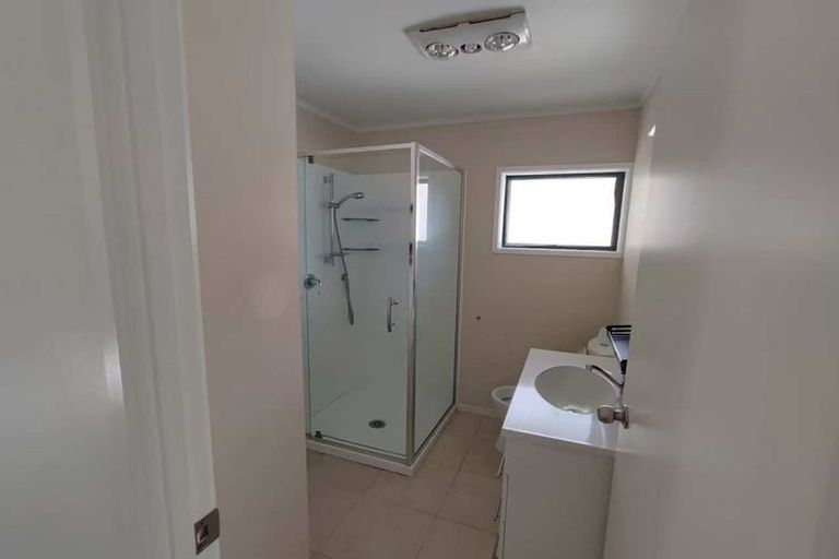 Photo of property in 2/24 Frank Evans Place, Henderson, Auckland, 0610