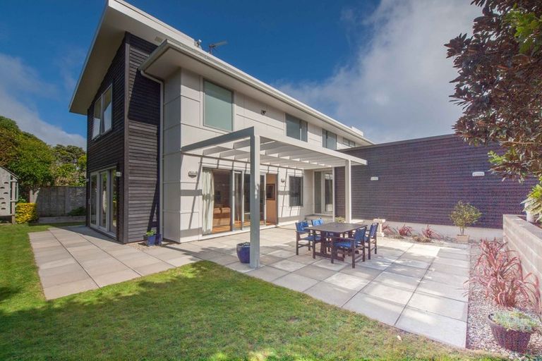 Photo of property in 24e Mandalay Terrace, Khandallah, Wellington, 6035