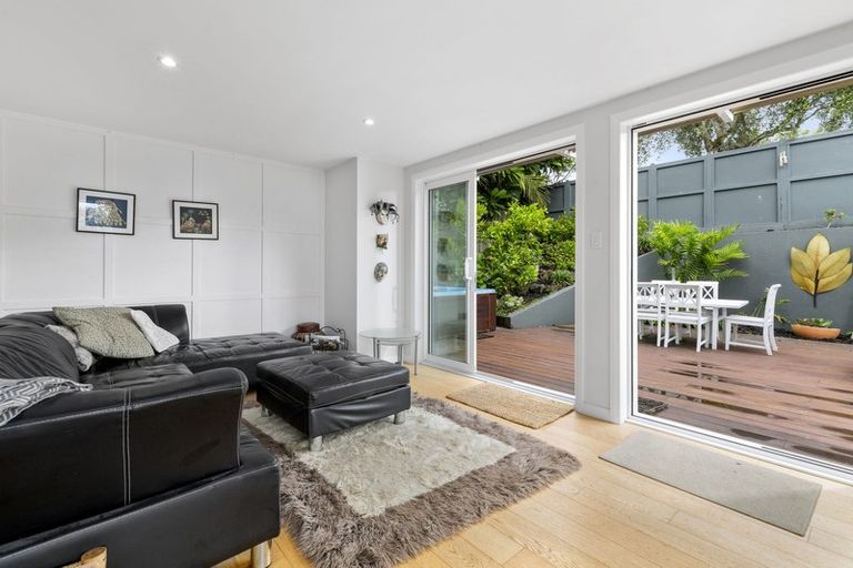 Photo of property in 2/39 Old Lake Road, Narrow Neck, Auckland, 0624
