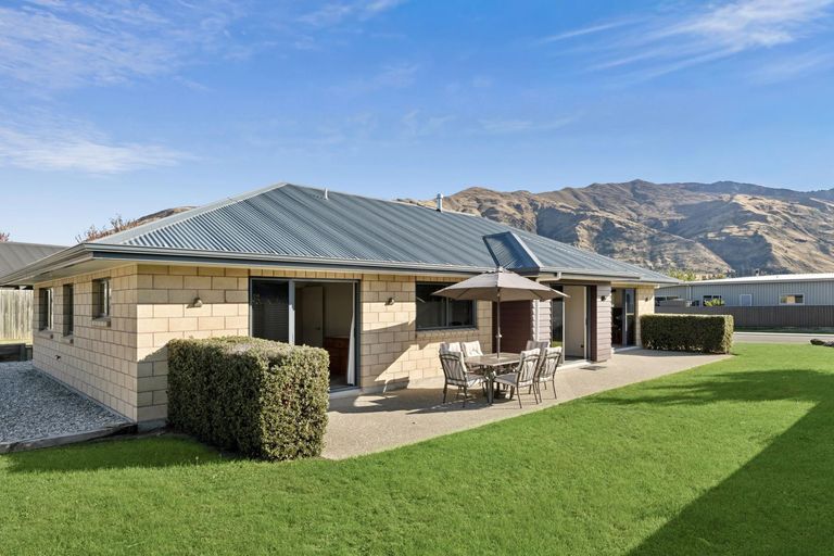 Photo of property in 1 Coromandel Street, Wanaka, 9305