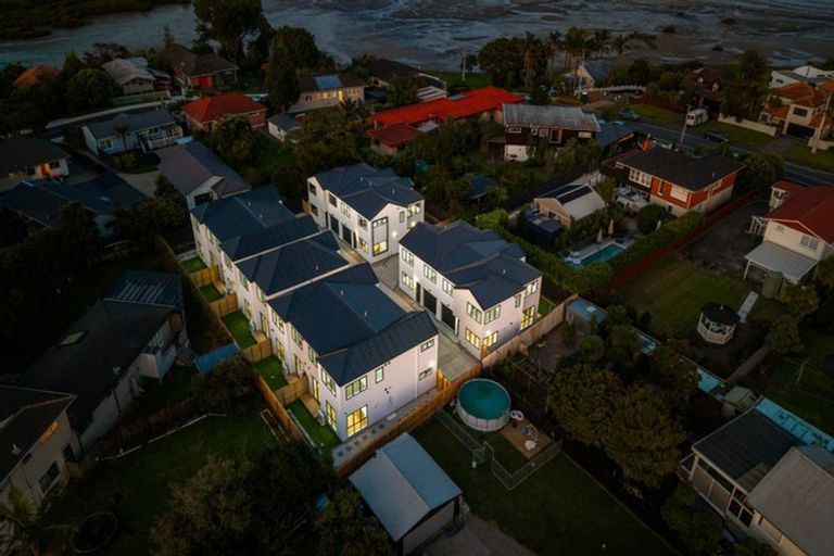 Photo of property in 9/113 Beach Road, Te Atatu Peninsula, 0610