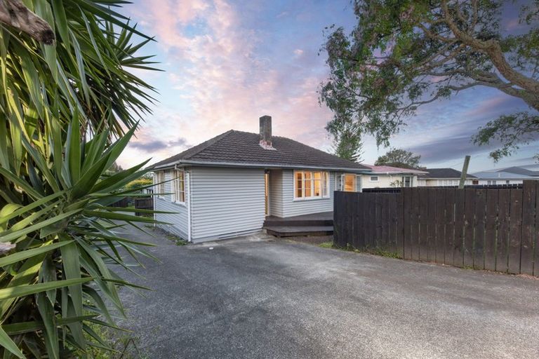 Photo of property in 12 Beaubank Road, Kelston, Auckland, 0602