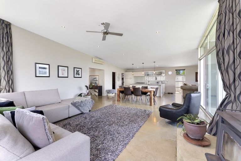Photo of property in 19 Springdale Grove, Fitzherbert, Palmerston North, 4410