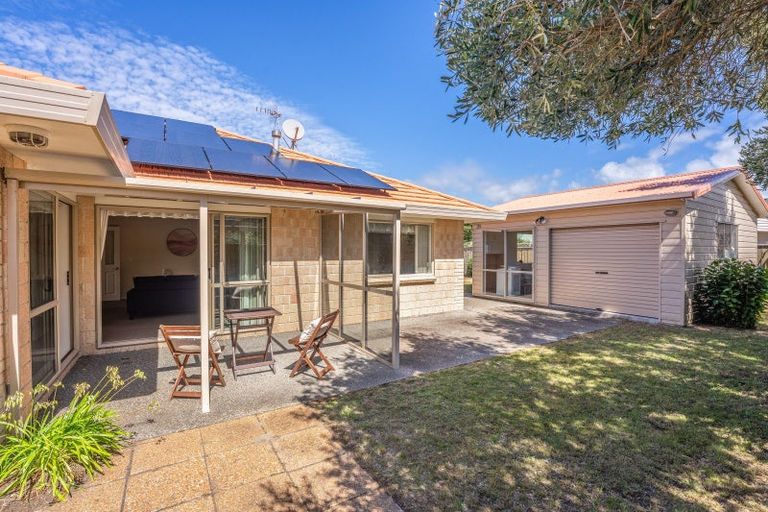 Photo of property in 5 Ashleigh Way, Waikanae Beach, Waikanae, 5036