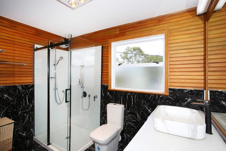 Photo of property in 3 Hillary Heights Avenue, Glendene, Auckland, 0602