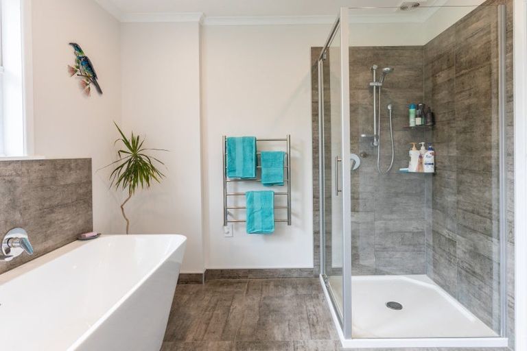 Photo of property in 77 Fergusson Street, Woodville, 4920