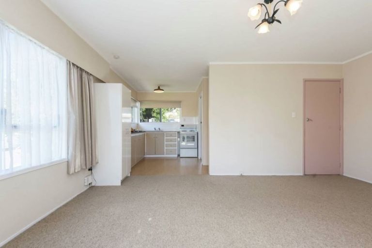 Photo of property in 2/1 Dalwhinnie Parade, Highland Park, Auckland, 2010