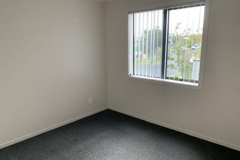 Photo of property in 1/25 Fields Parade, Oteha, Auckland, 0632