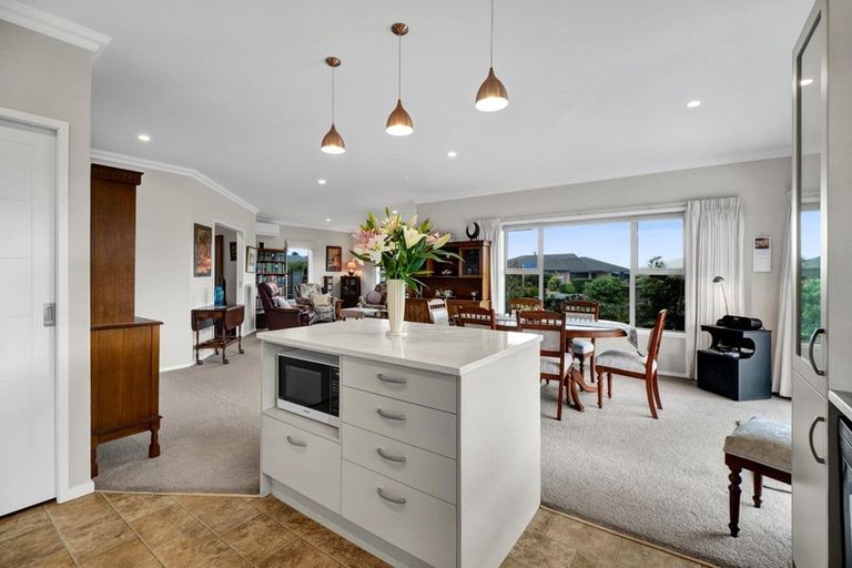 Photo of property in 2 Manurau Crescent, Merrilands, New Plymouth, 4312