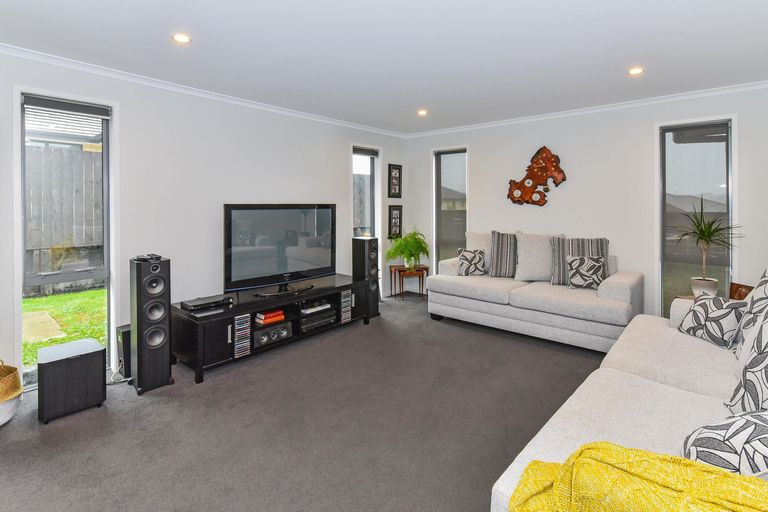 Photo of property in 16 Mcneish Place, Pokeno, 2402