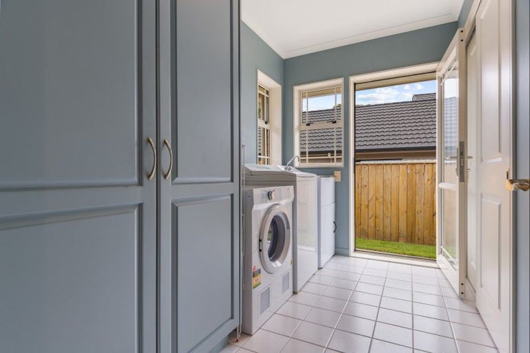 Photo of property in 6 La Lena Grove, Fitzherbert, Palmerston North, 4410