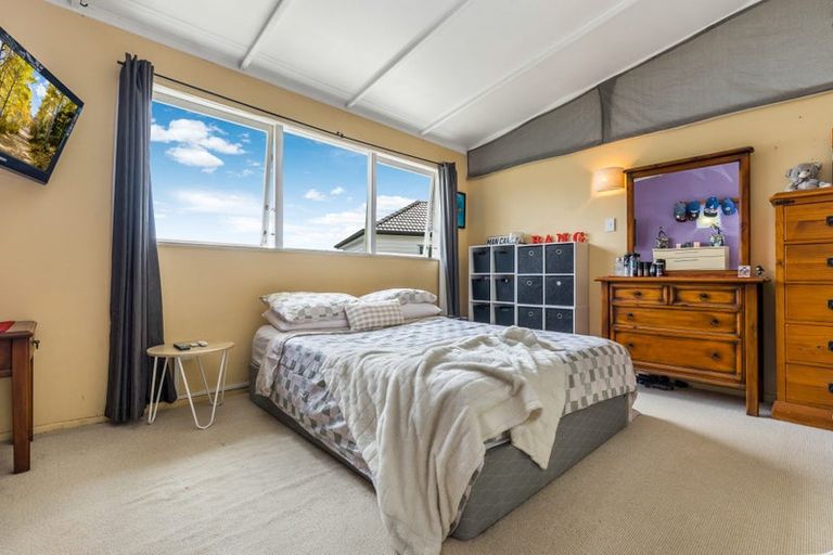 Photo of property in 12 Finlow Drive, Te Atatu South, Auckland, 0610