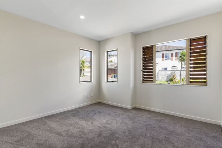 Photo of property in 14 Spoonbill Place, Unsworth Heights, Auckland, 0632