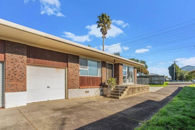 Photo of property in 1/69 Hepburn Road, Glendene, Auckland, 0602