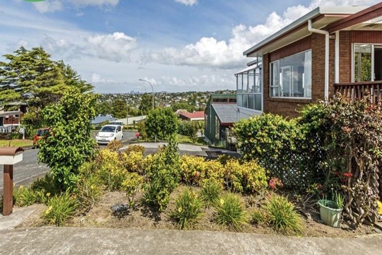 Photo of property in 16 Colin Wild Place, Glenfield, Auckland, 0629