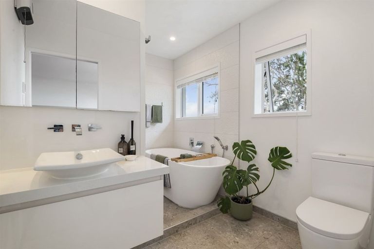 Photo of property in 24 Tui Street, Torbay, Auckland, 0630