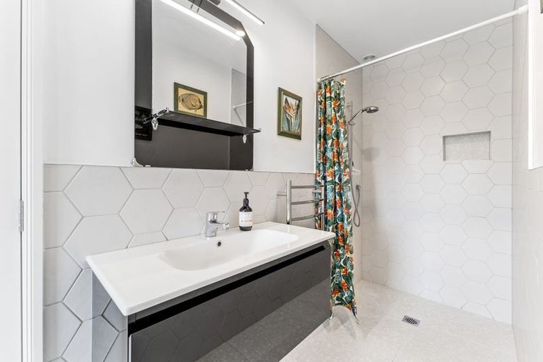 Photo of property in 1/4 Roberts Road, Matakatia, Whangaparaoa, 0930