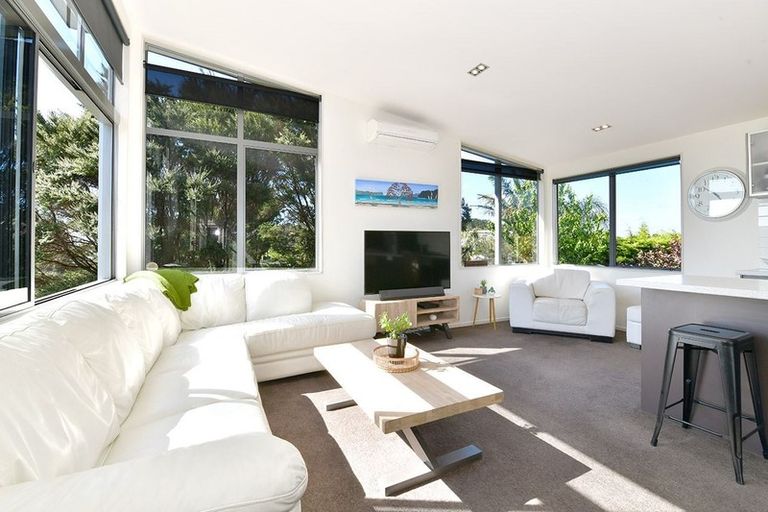 Photo of property in 8 Rivervale Grove, Stanmore Bay, Whangaparaoa, 0932